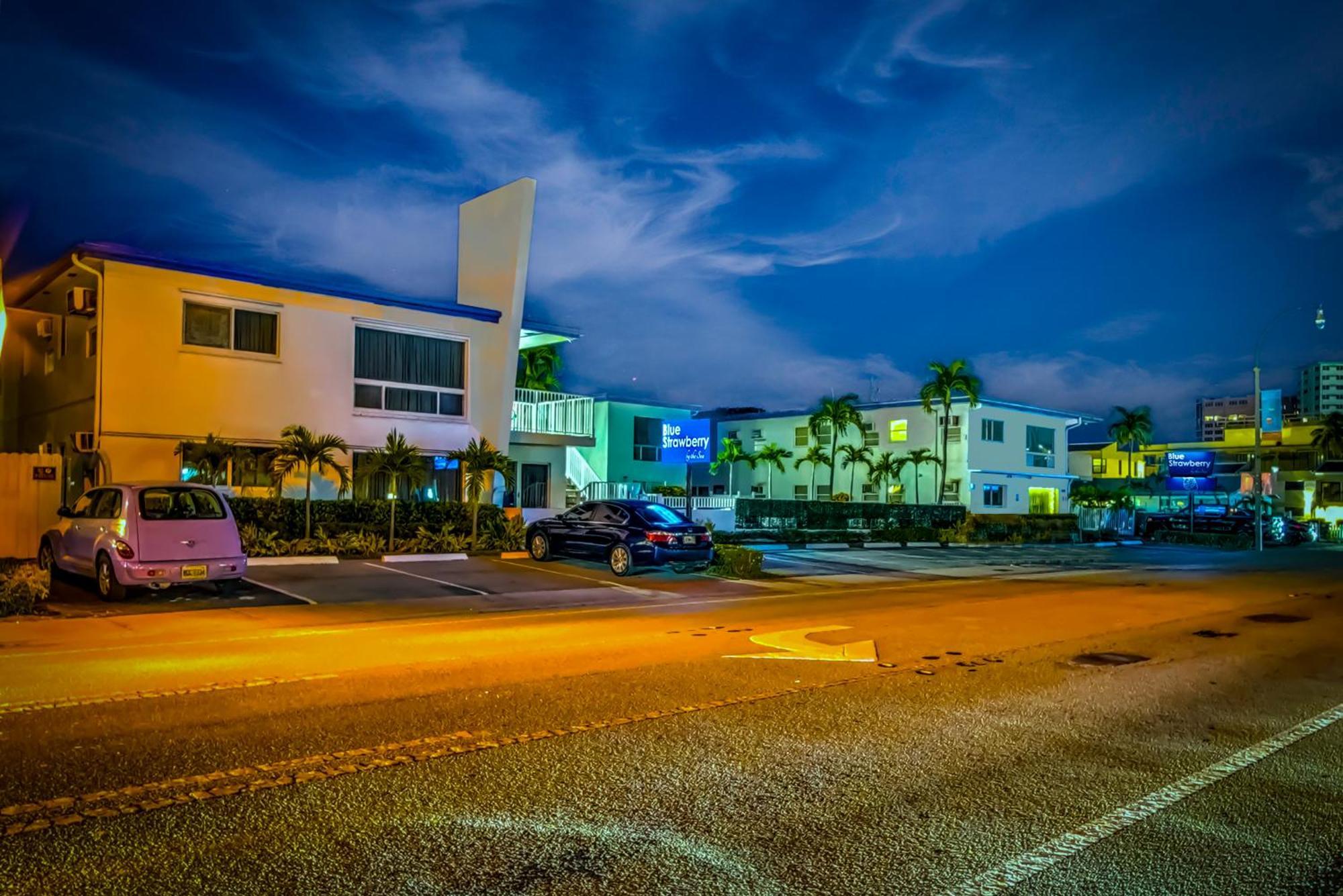 Hotel Blue Strawberry By The Sea à Lauderdale-by-the-Sea Extérieur photo