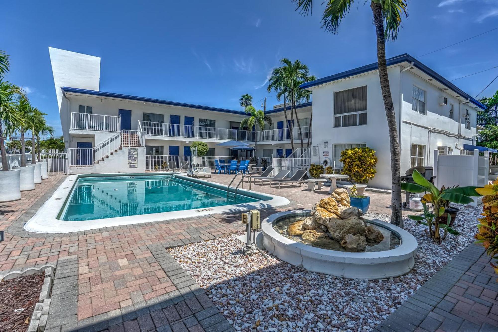Hotel Blue Strawberry By The Sea à Lauderdale-by-the-Sea Extérieur photo
