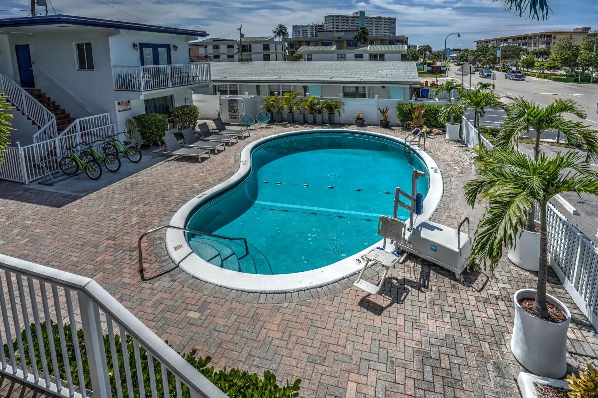 Hotel Blue Strawberry By The Sea à Lauderdale-by-the-Sea Extérieur photo