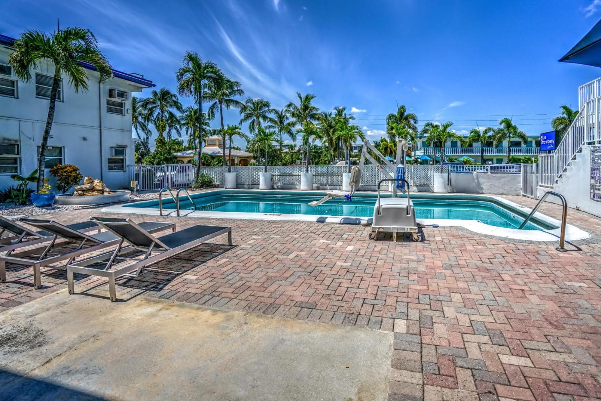 Hotel Blue Strawberry By The Sea à Lauderdale-by-the-Sea Extérieur photo