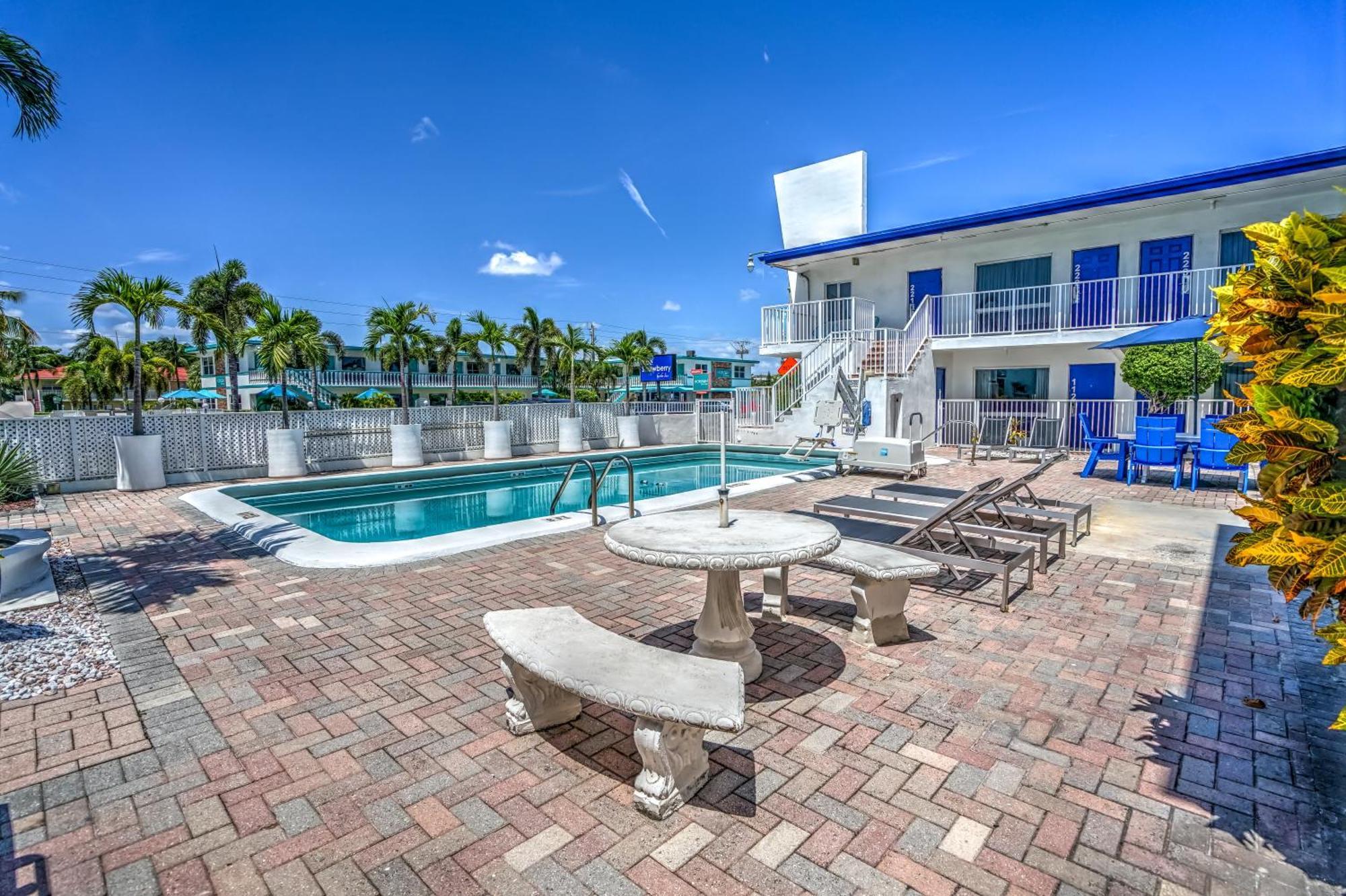 Hotel Blue Strawberry By The Sea à Lauderdale-by-the-Sea Extérieur photo