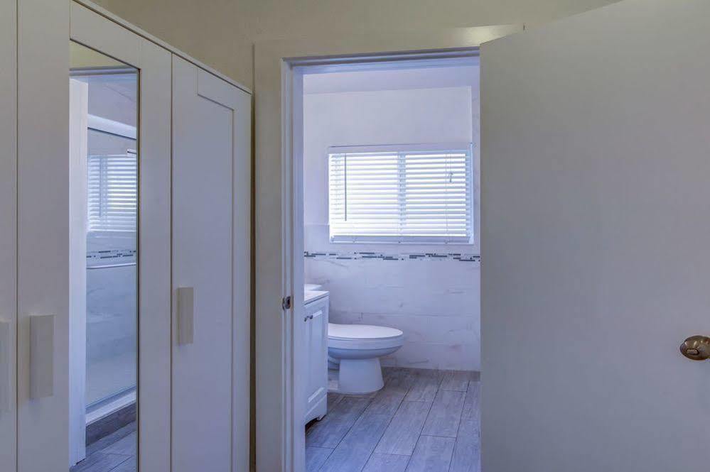 Hotel Blue Strawberry By The Sea à Lauderdale-by-the-Sea Extérieur photo